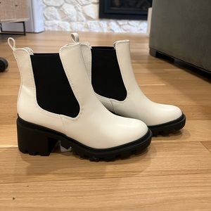 NEW Lulu’s White faux leather booties, size 8